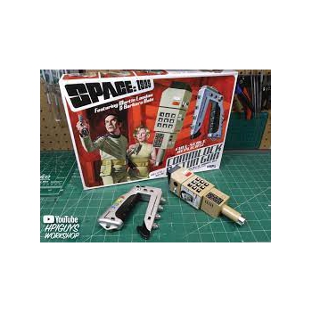 Plastikmodell – 1:1 Space: 1999 Stun Gun & Commlock – MPC941